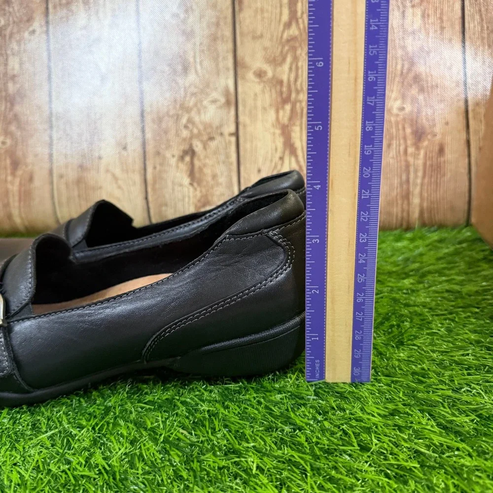Taos Uppity Loafers Womens sizee 7.5 Black Leather Buckle Comfort